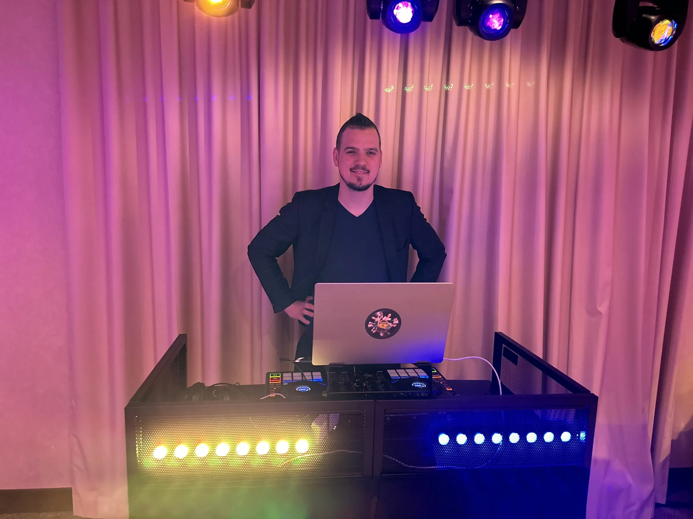 DJ Prestige Sound en prestation lors d'une soirée privée en Belgique