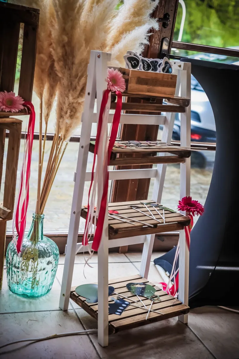 Décor d'échelle en bois, pampa et rubans — cérémonie champêtre