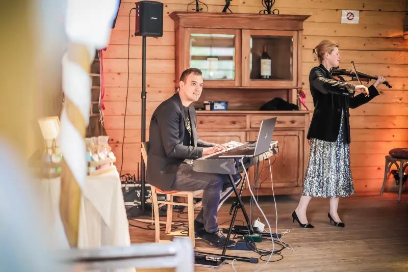 Pianiste et violoniste live pendant la cérémonie laïque — Prestige Sound
