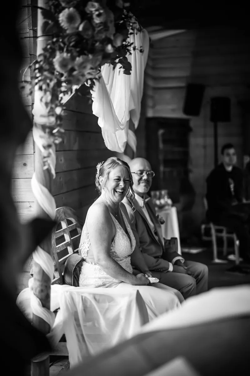 Portrait noir et blanc de la mariée émue — cérémonie laïque