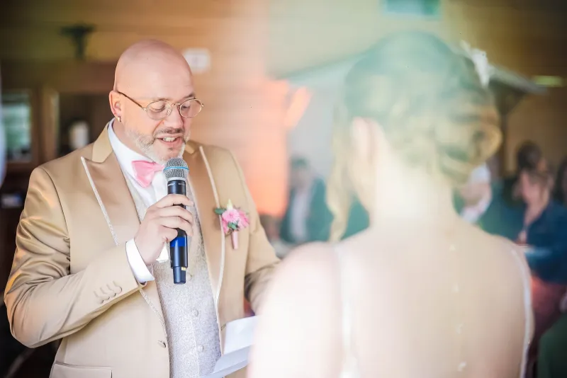 Le marié prononce ses vœux au micro — cérémonie laïque