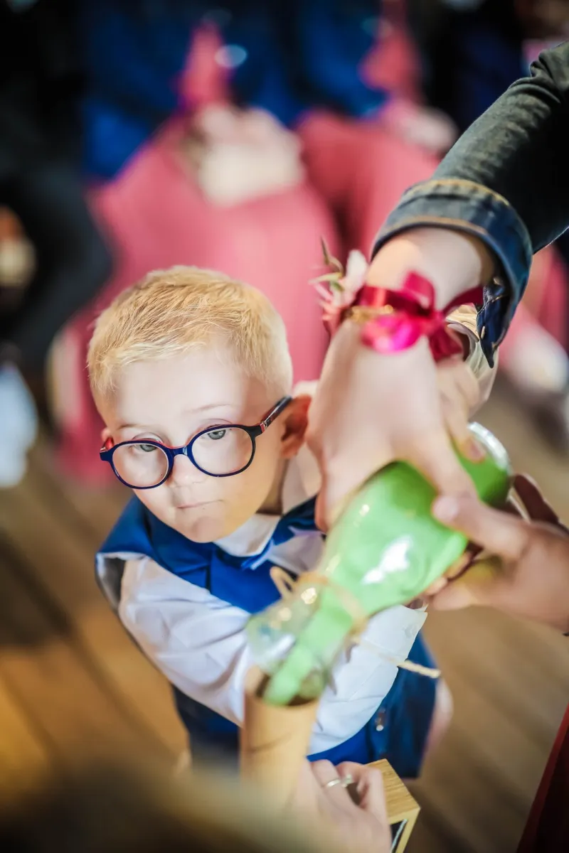 Enfant participant au rituel du sable — cérémonie laïque