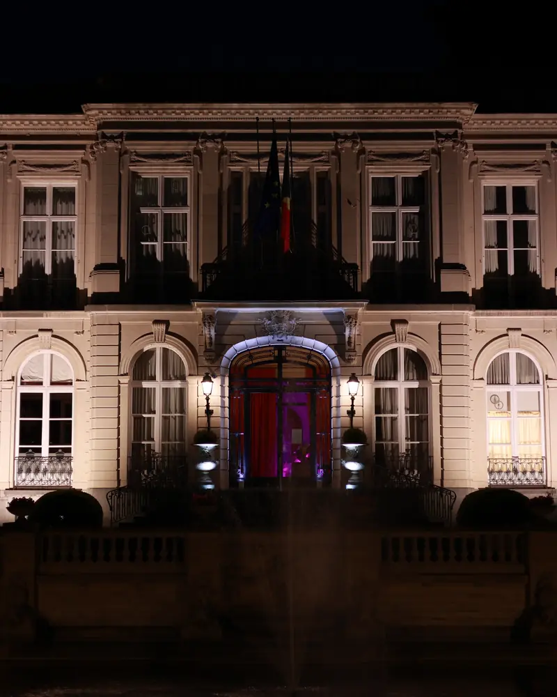 La façade d'un château de réception illuminée la nuit (photo Vally Photography)