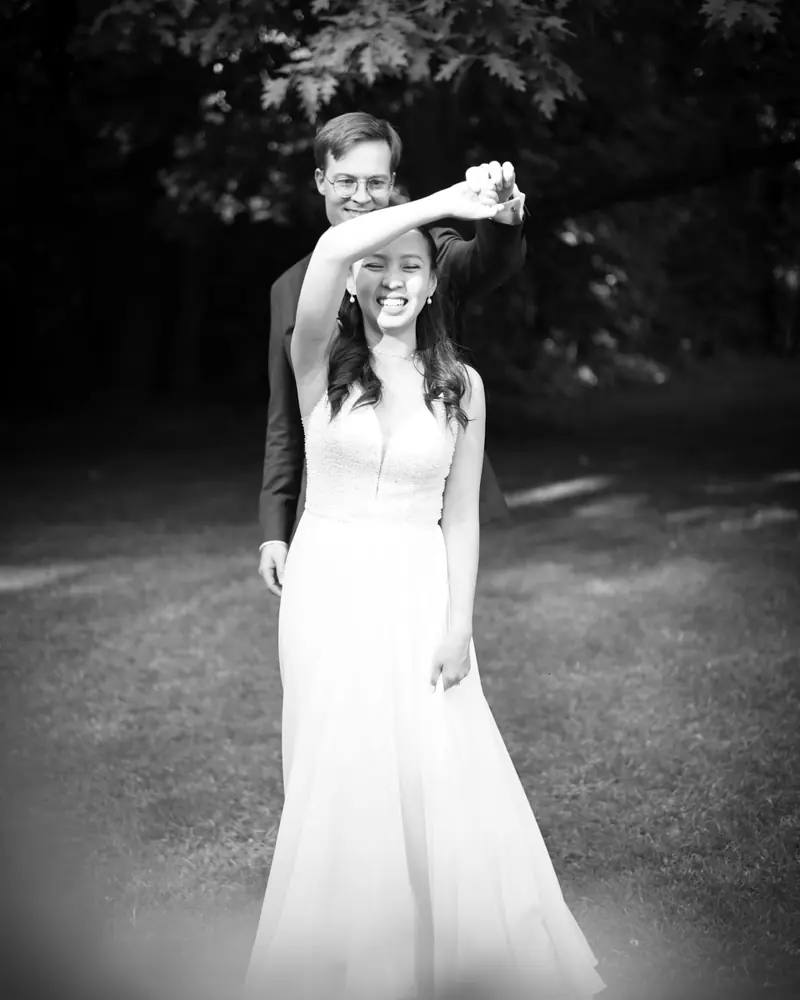 La mariée tourne sous le bras du marié, en noir et blanc (photo Vally Photography)