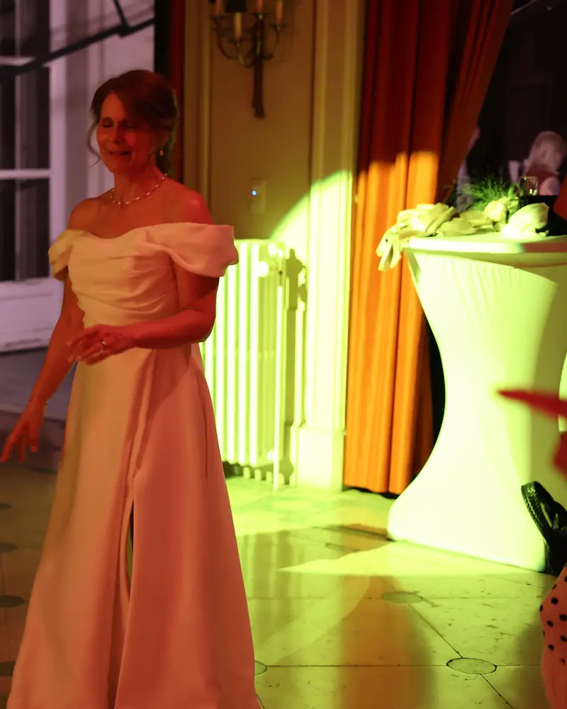 La mariée danse sur la piste, dans la lumière chaude de la soirée (photo Vally Photography)
