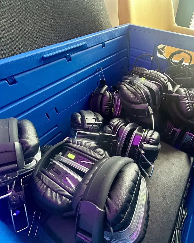 Draadloze silent-disco-koptelefoons in hun transportkist