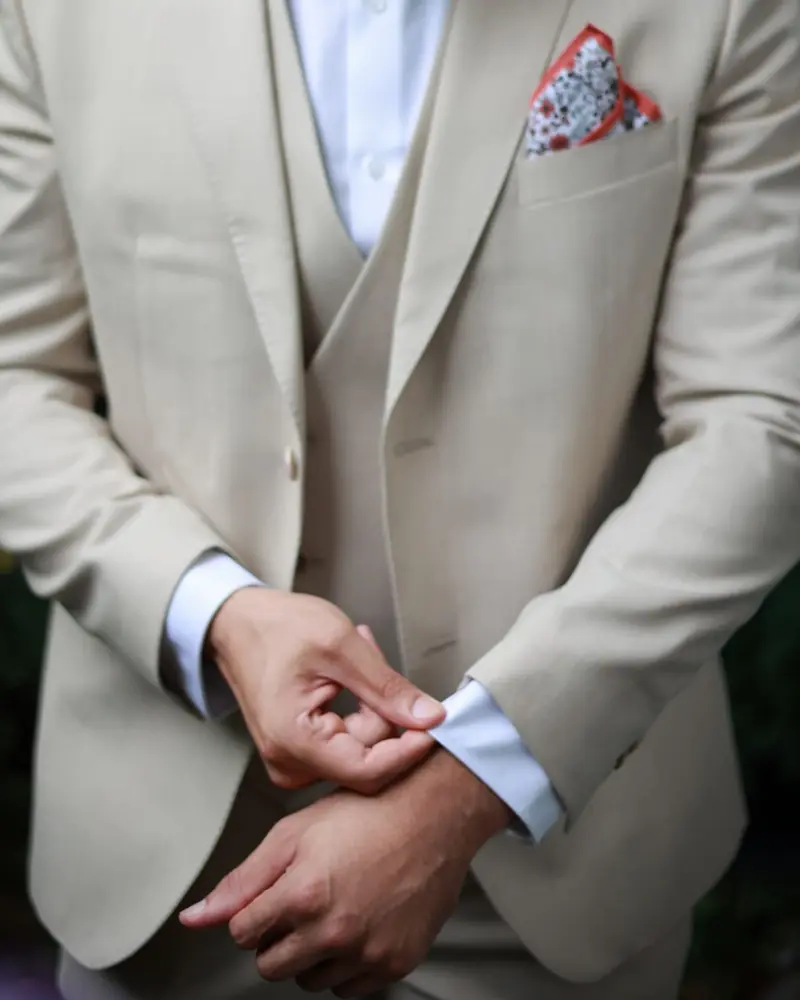 Een beige kostuum: de manchet van het hemd wordt rechtgetrokken (foto Vally Photography)