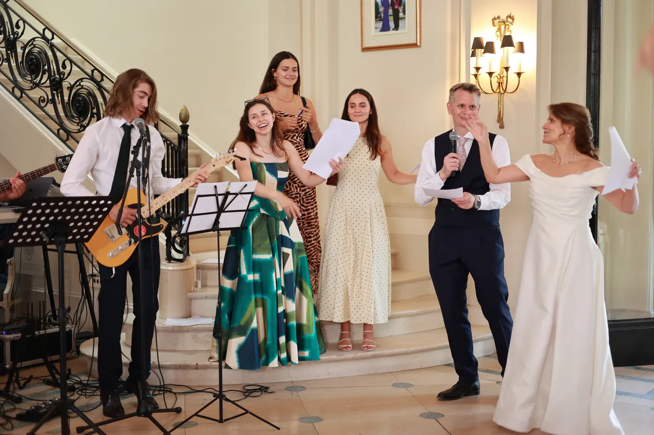 Le couple chante avec le groupe