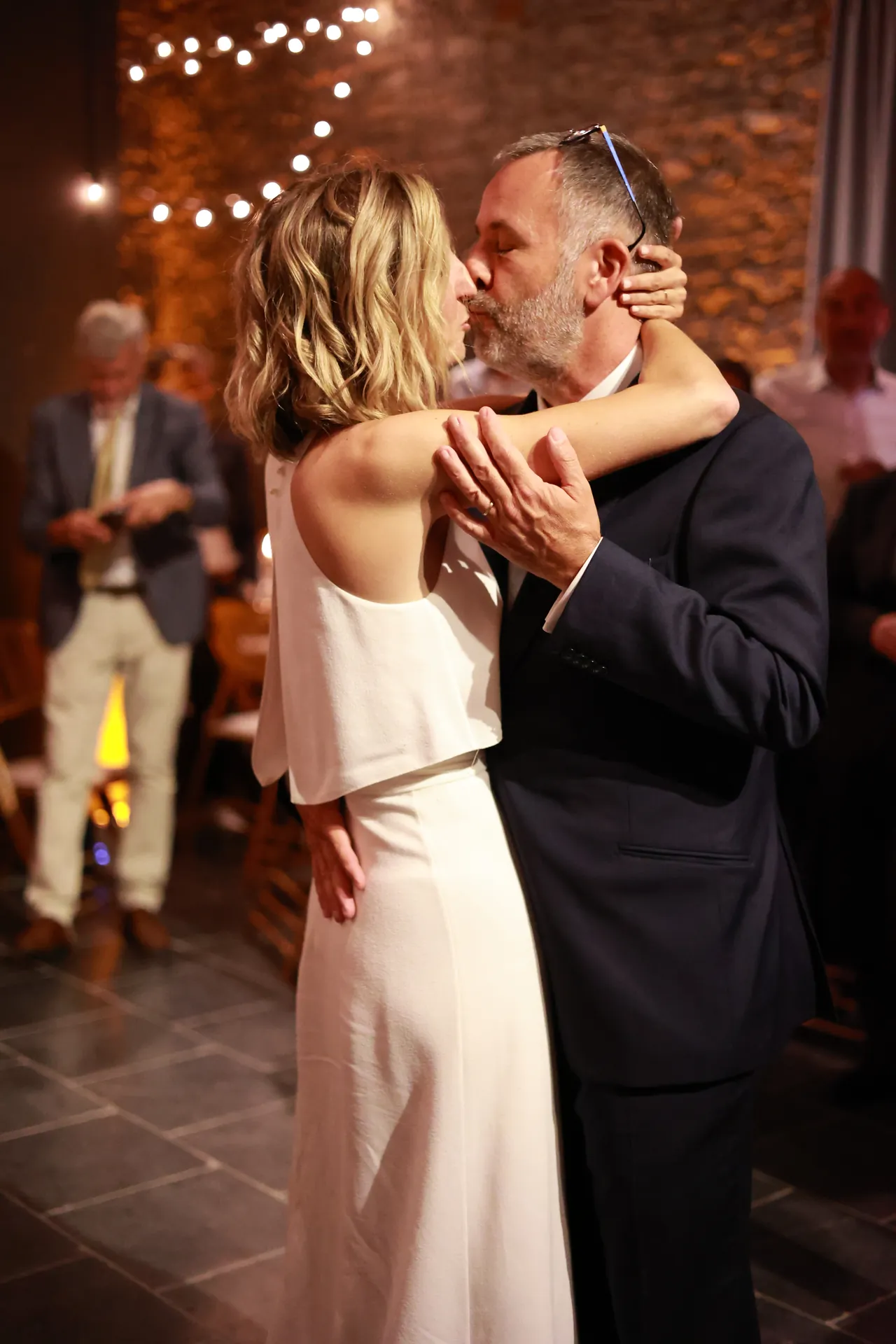 Un baiser sous les guirlandes