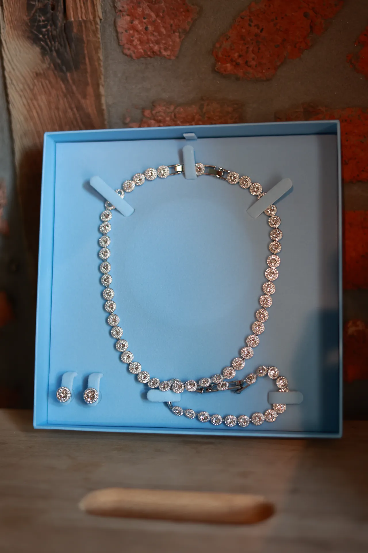 Le collier et les boucles d'oreilles dans leur écrin