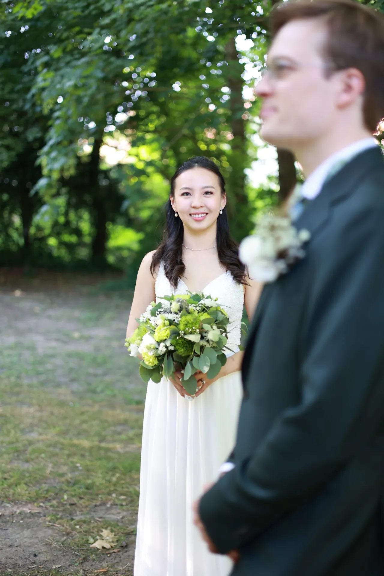 Le premier regard dans le parc, en plan large