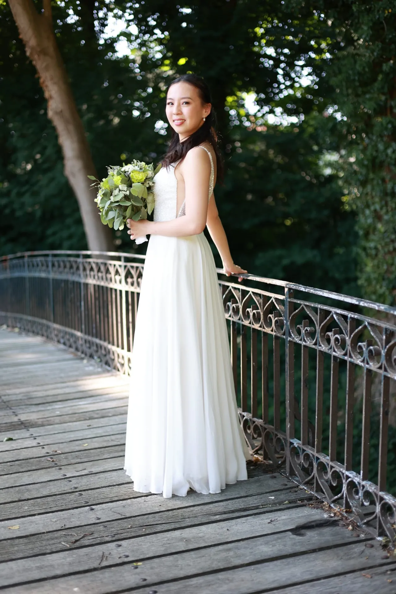Portrait en pied sur le pont, bouquet vert