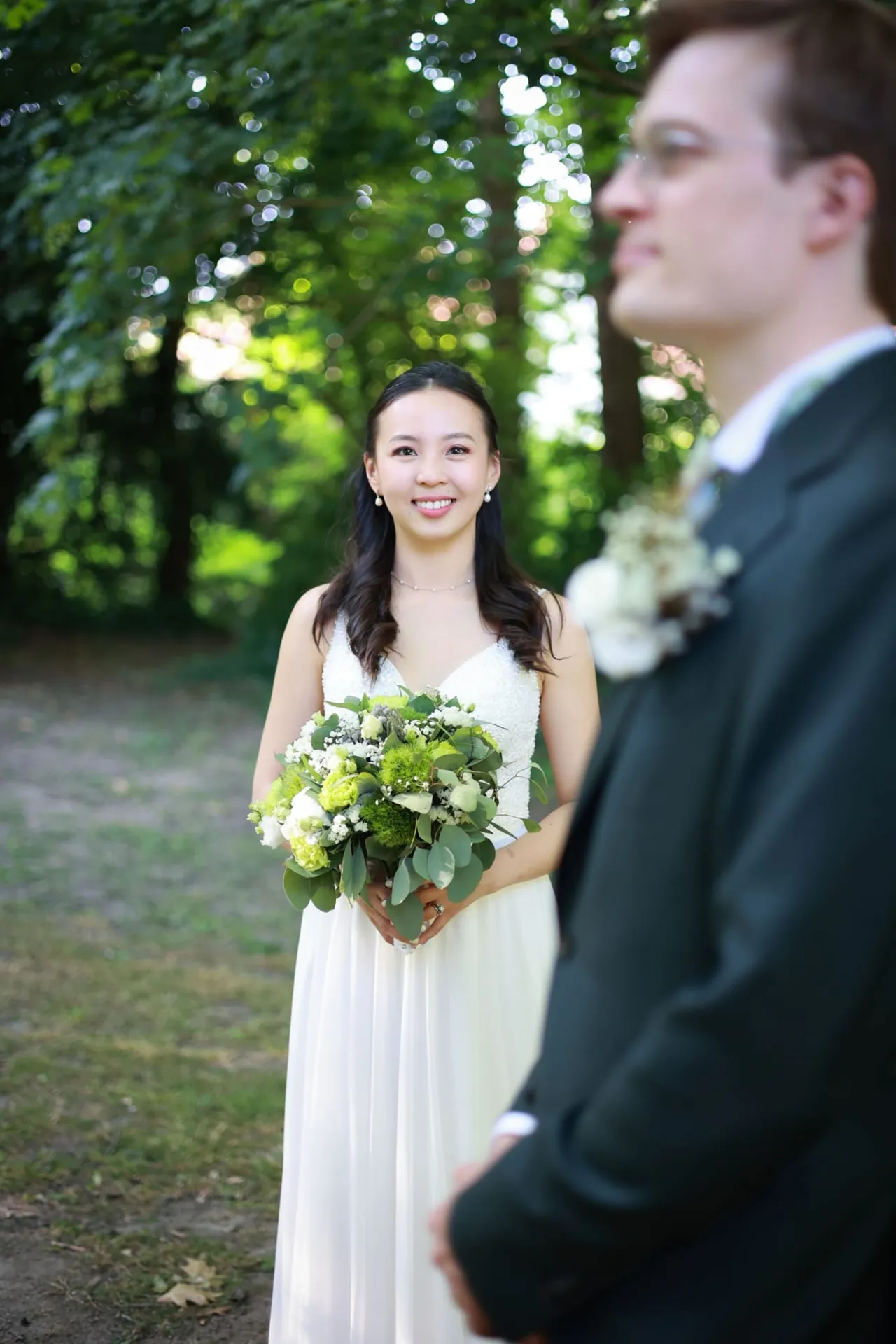 Le premier regard dans le parc, bouquet en main