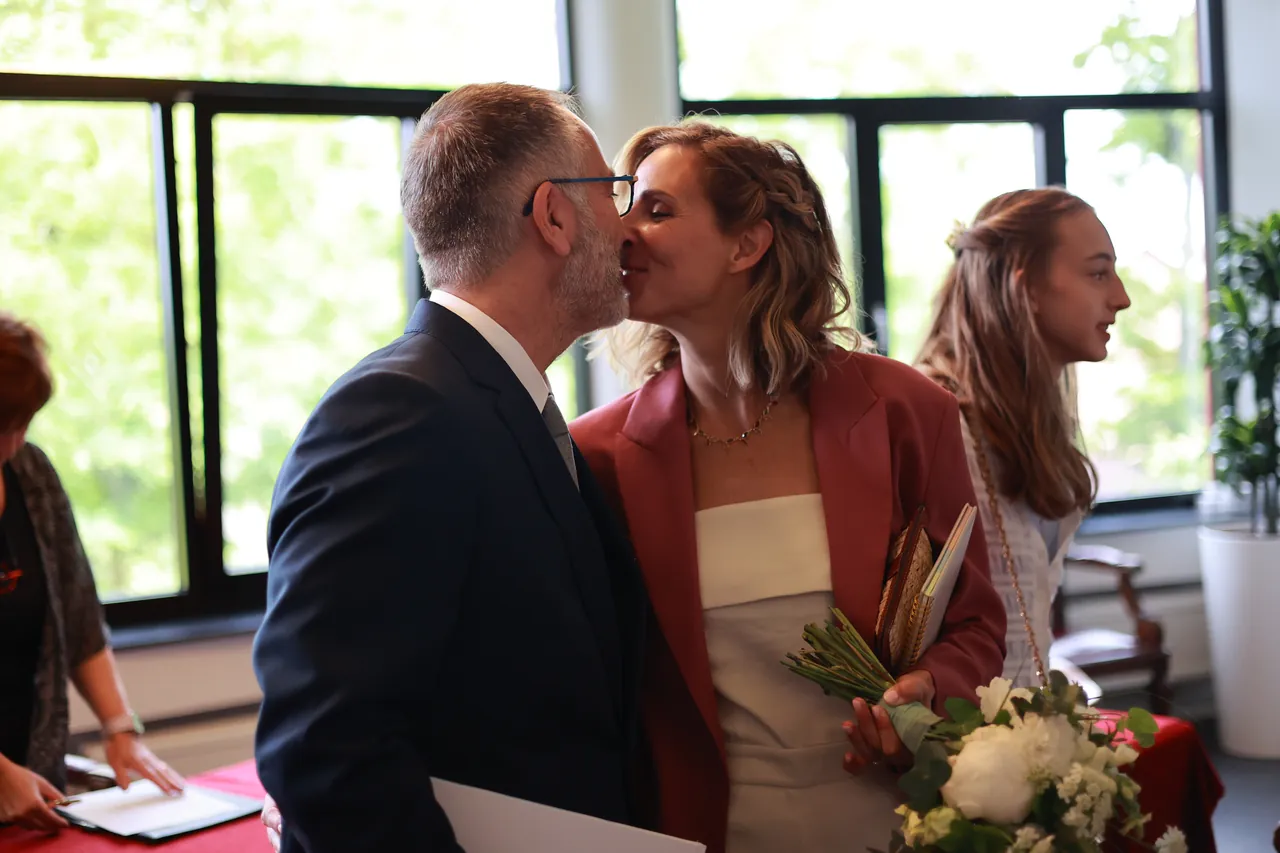 Un baiser juste après la cérémonie civile