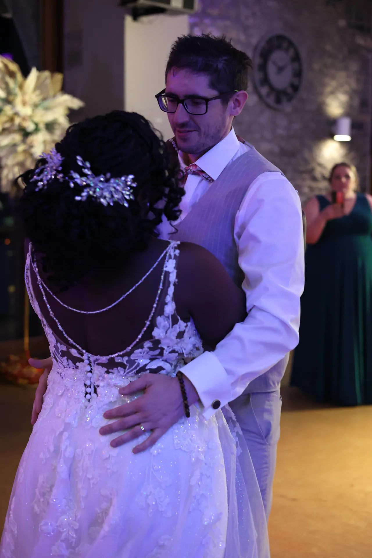 Le dos perlé de la robe, pendant le slow