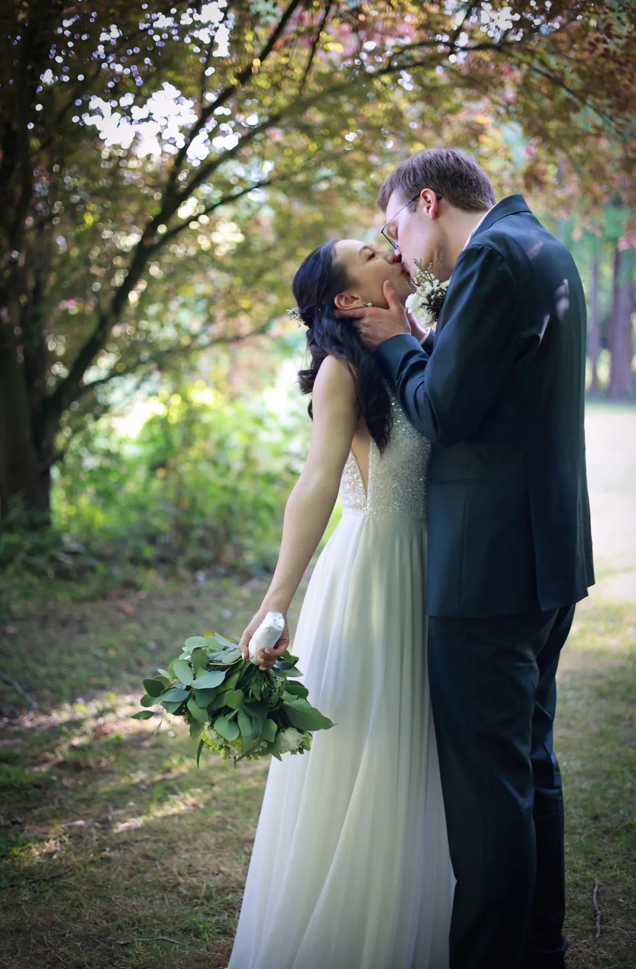 Un baiser sous les arbres, le visage entre les mains