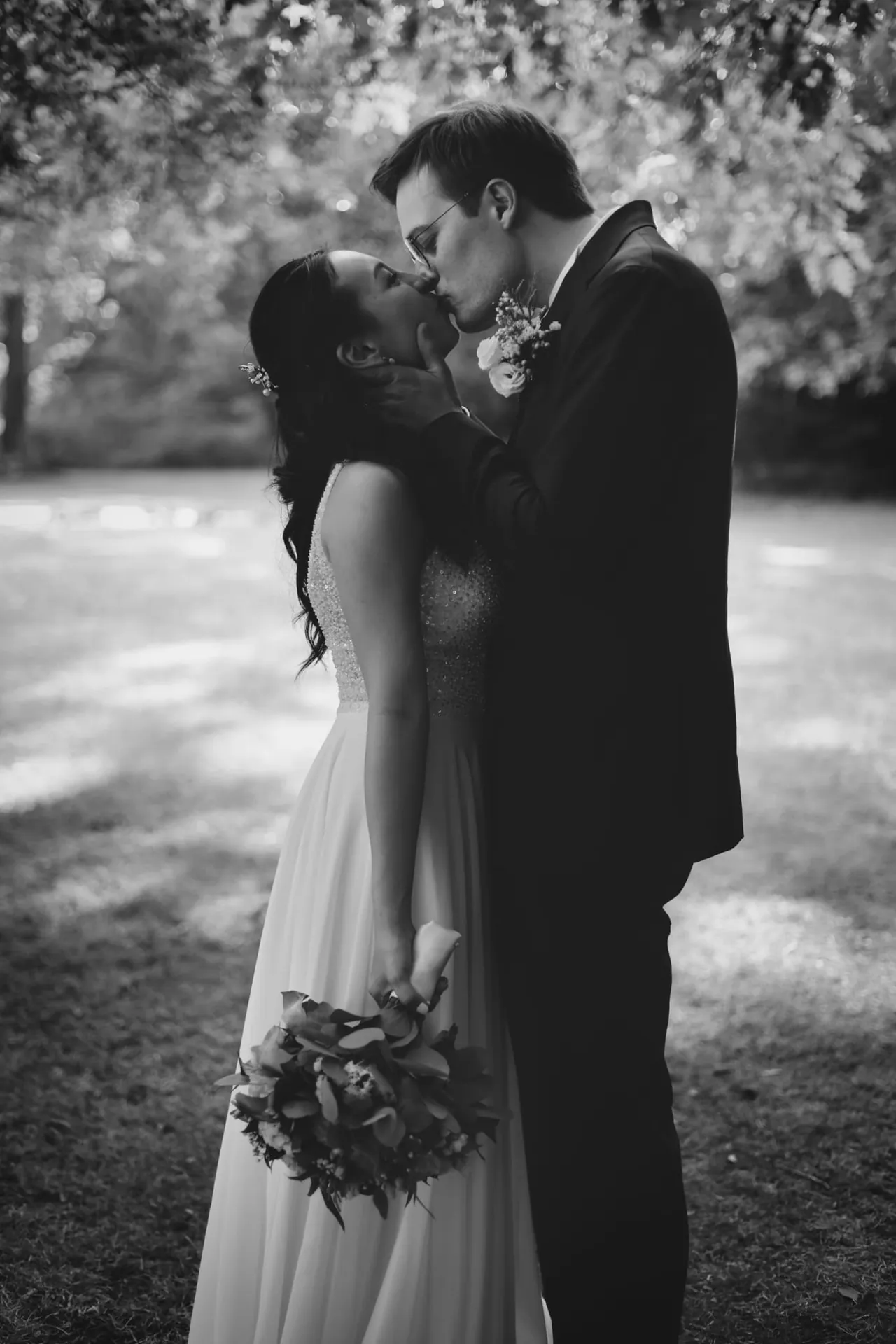 Un baiser dans le parc, en noir et blanc