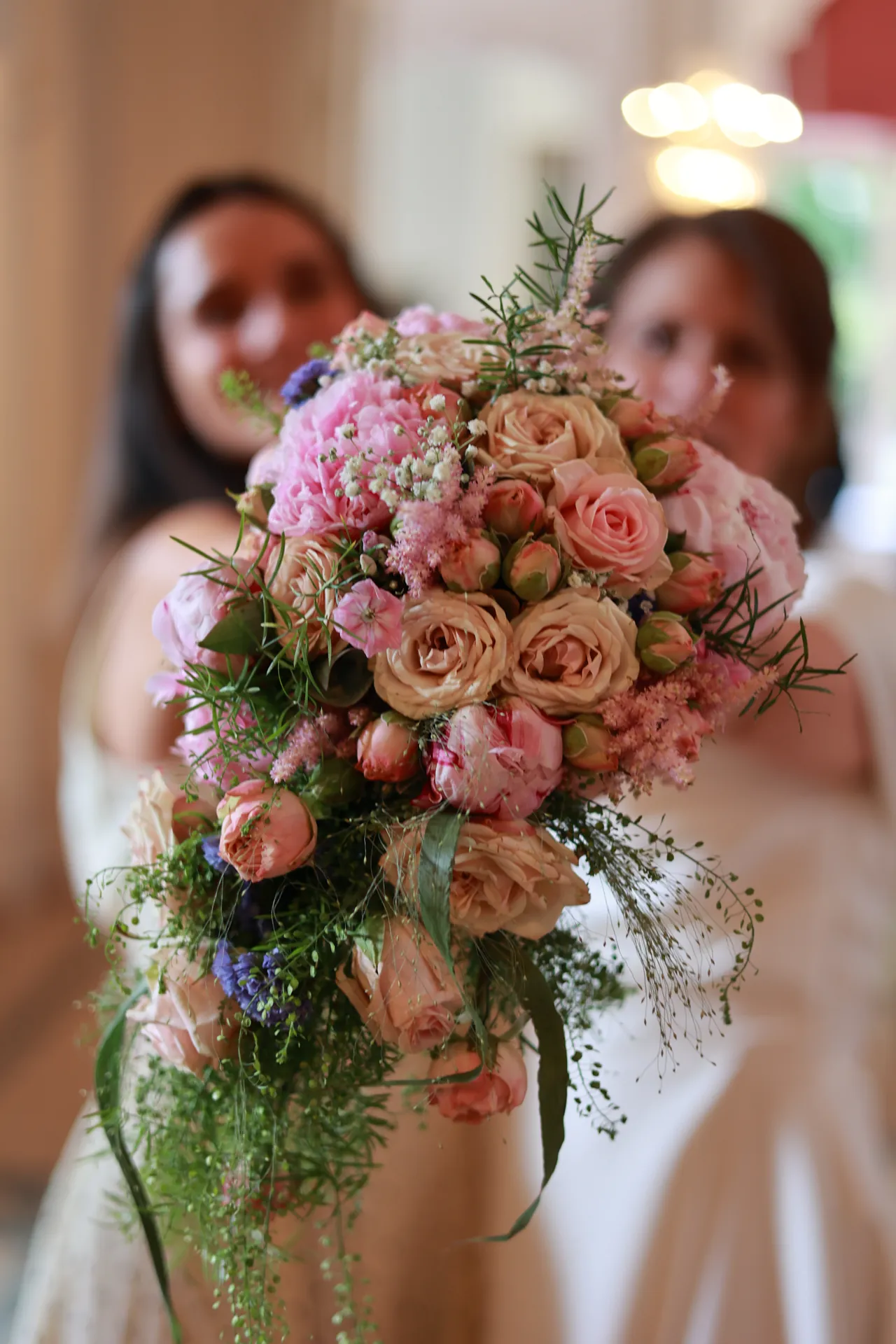Le bouquet de roses au premier plan