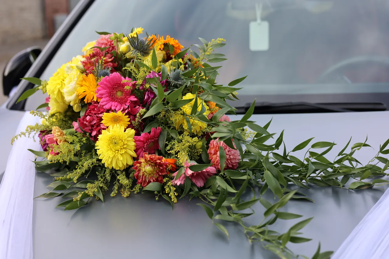 Un bouquet coloré sur le capot de la voiture