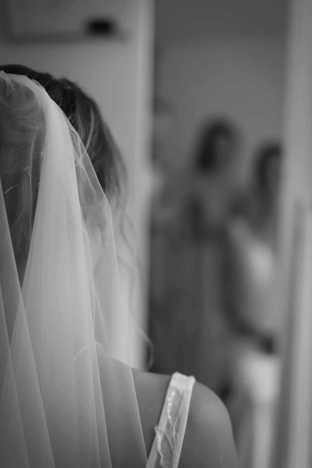 Le voile vu de dos, des silhouettes floues derrière