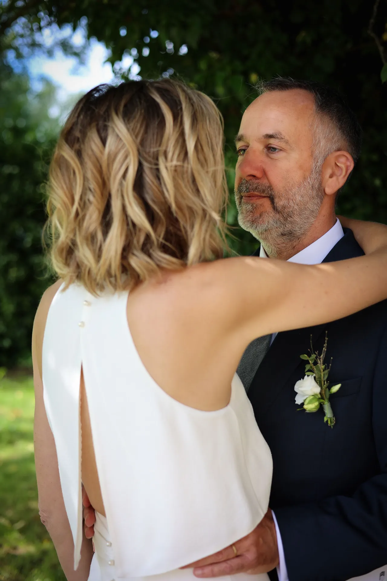 Les bras autour du cou, un regard tendre