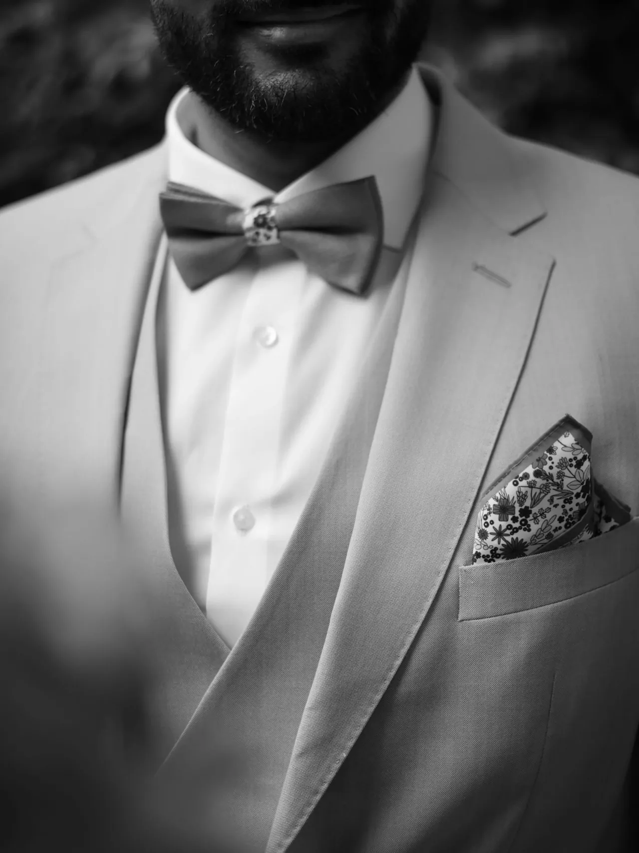 Nœud papillon et pochette fleurie, en noir et blanc