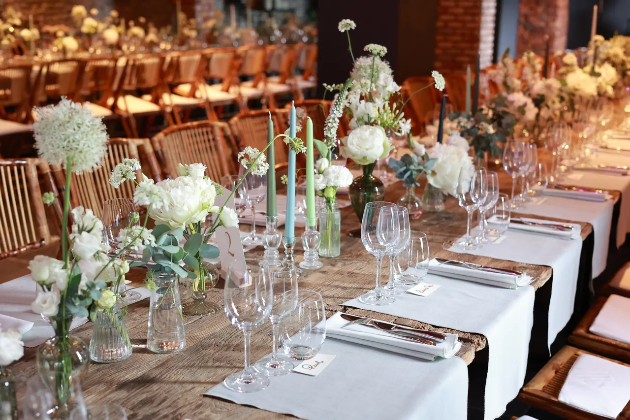 Une table dressée de fleurs blanches et de bougies