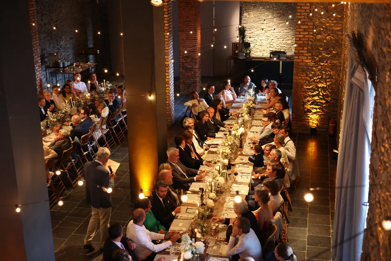Un discours pendant le dîner, vu d'en haut