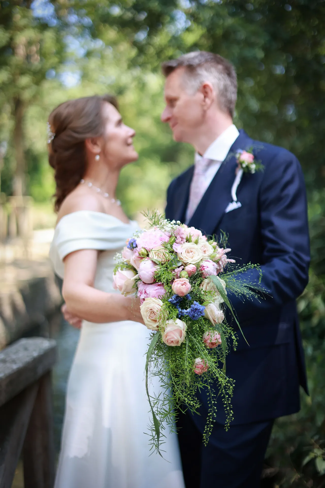 Un regard échangé, le bouquet en cascade