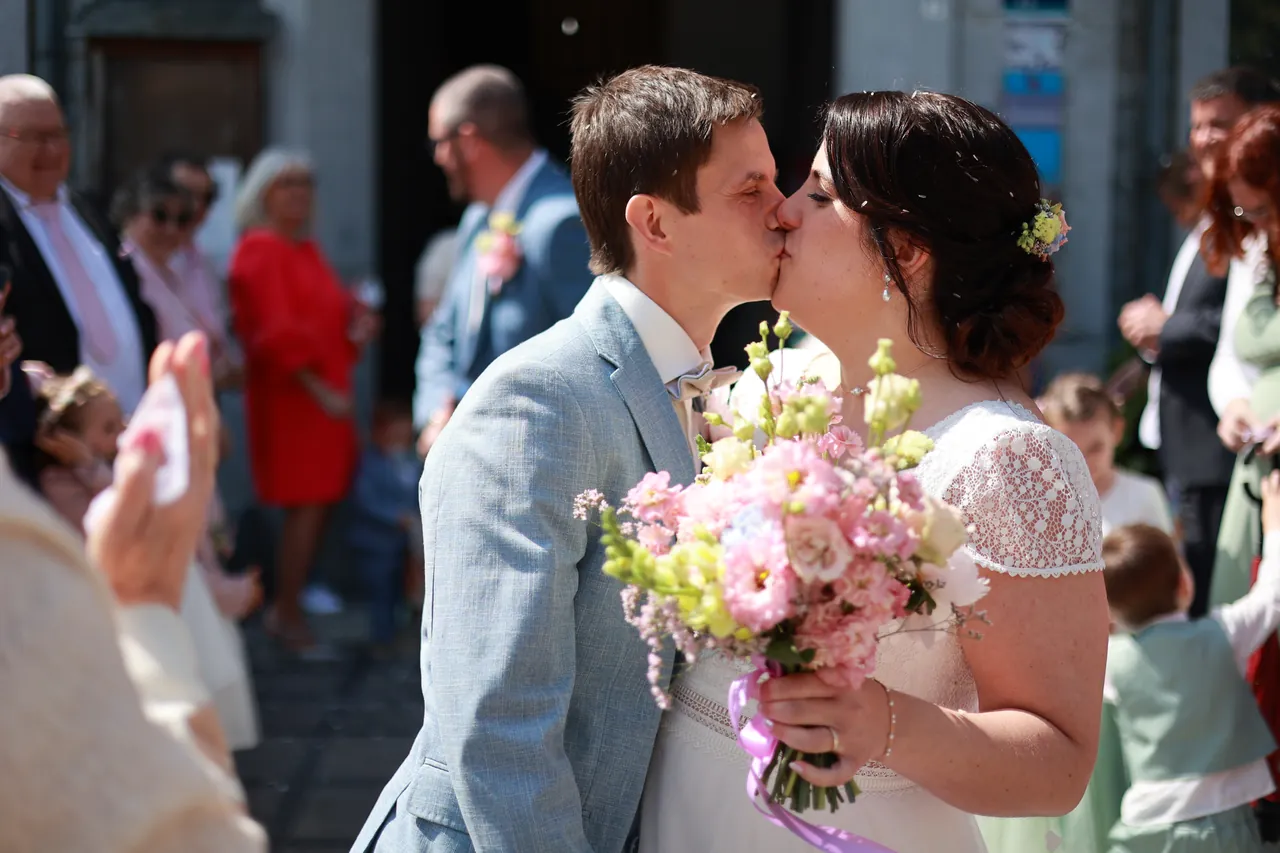 Un baiser à la sortie de la maison communale