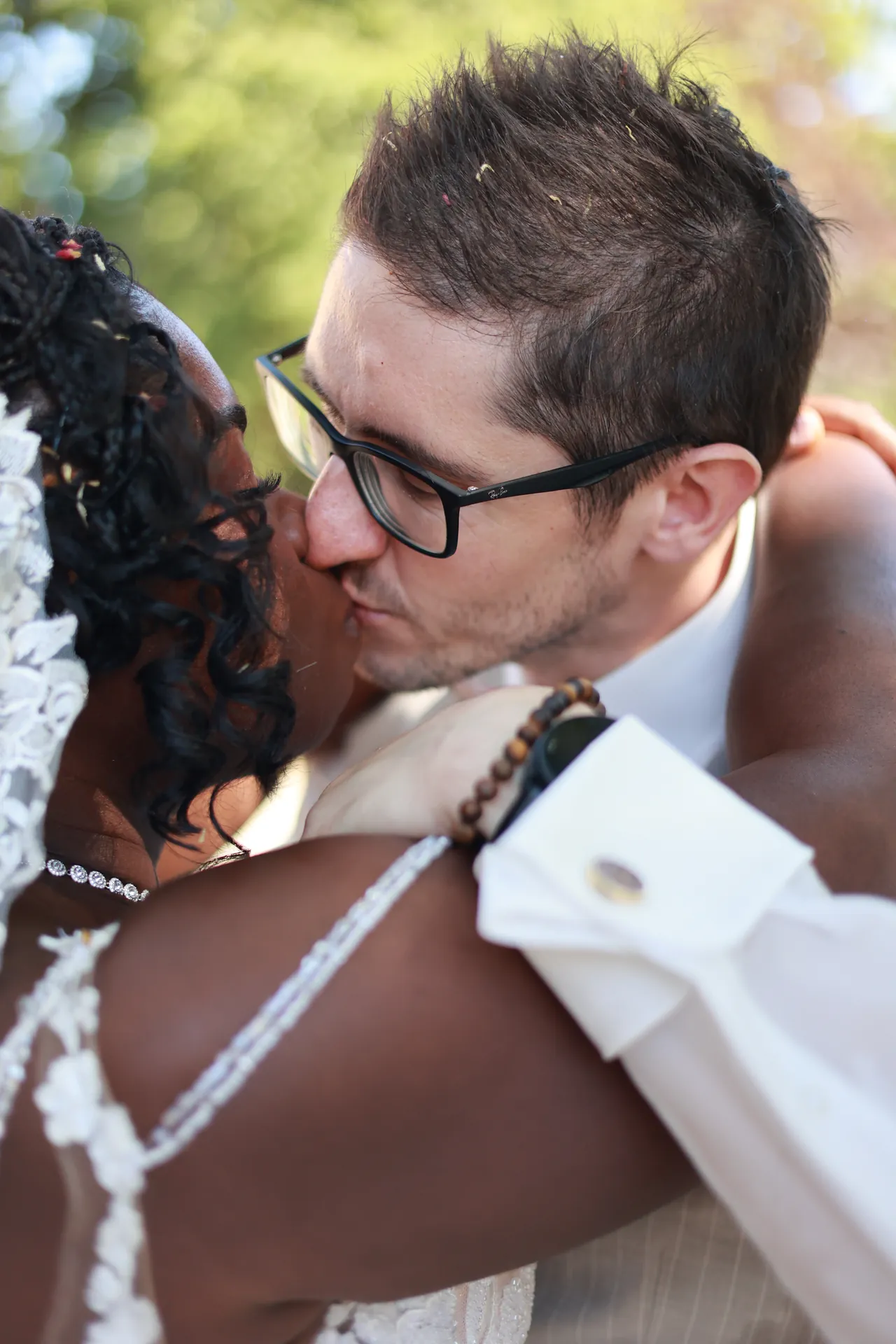 Un baiser, les bras autour du cou