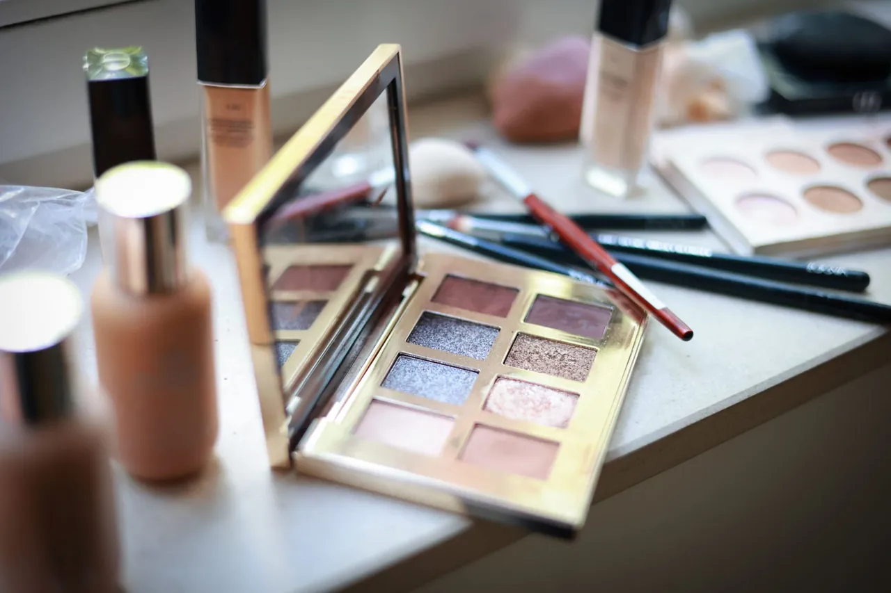 Palette de maquillage et flacons de fond de teint