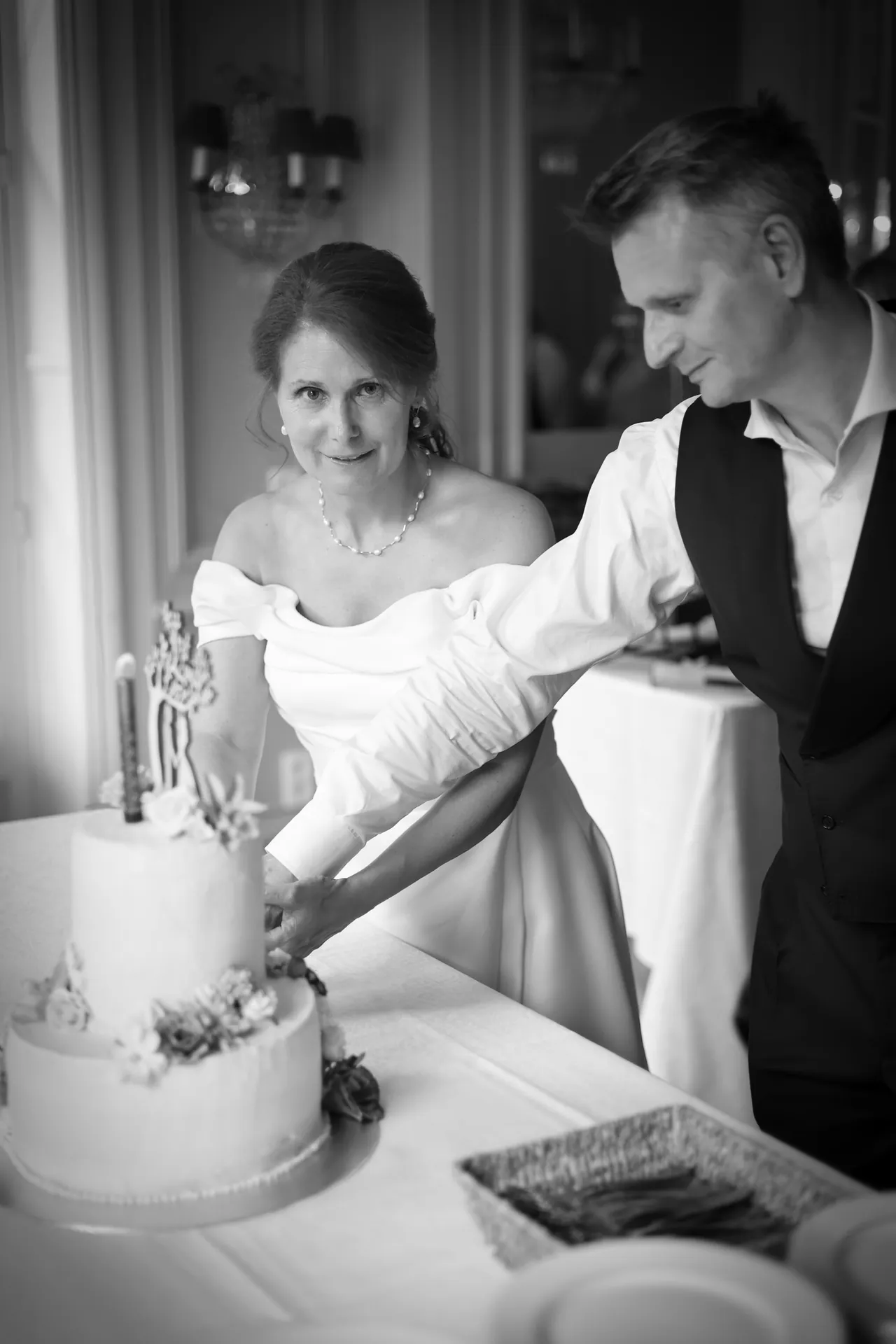 La découpe du gâteau, en noir et blanc