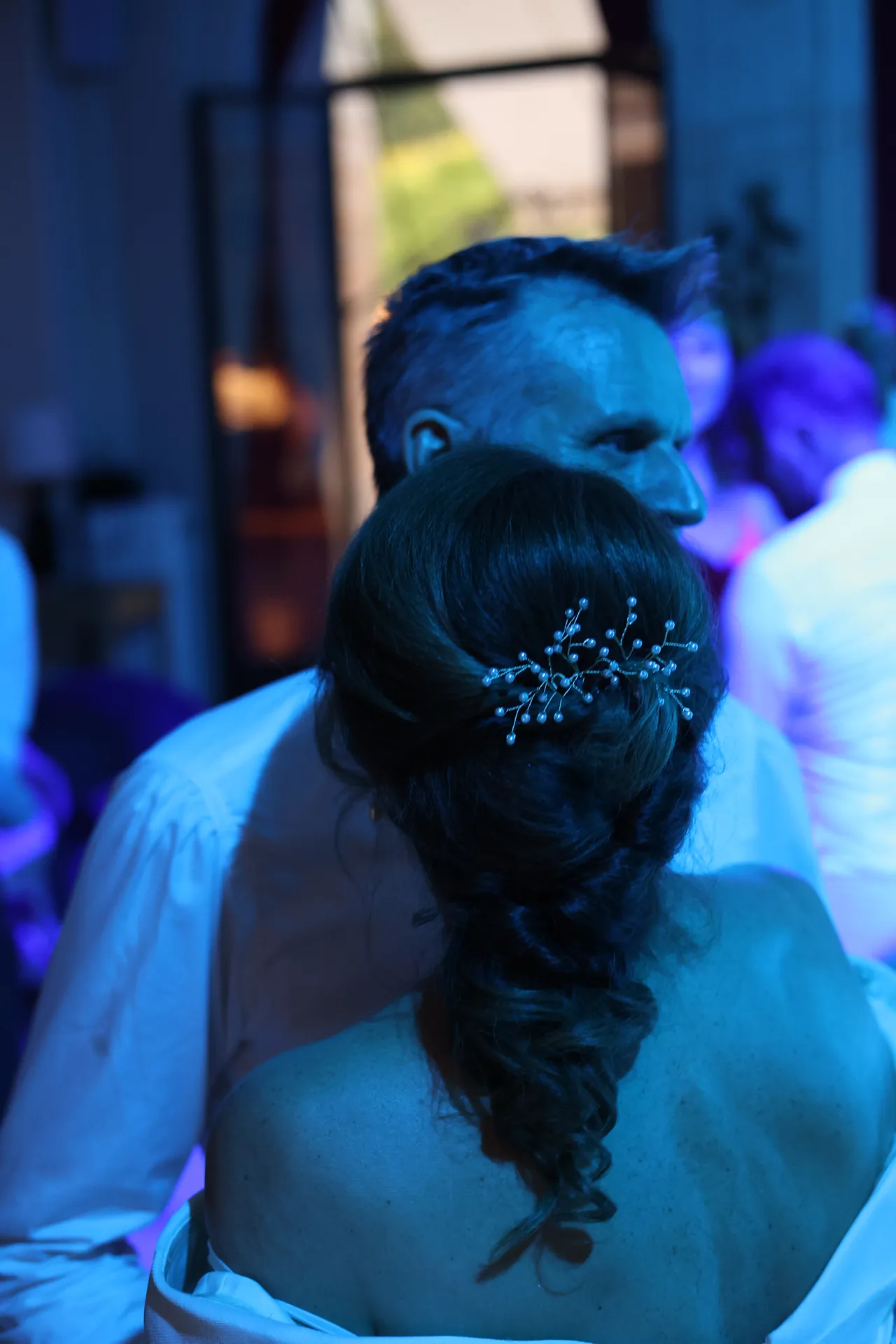 Un bijou dans les cheveux, sous la lumière bleue