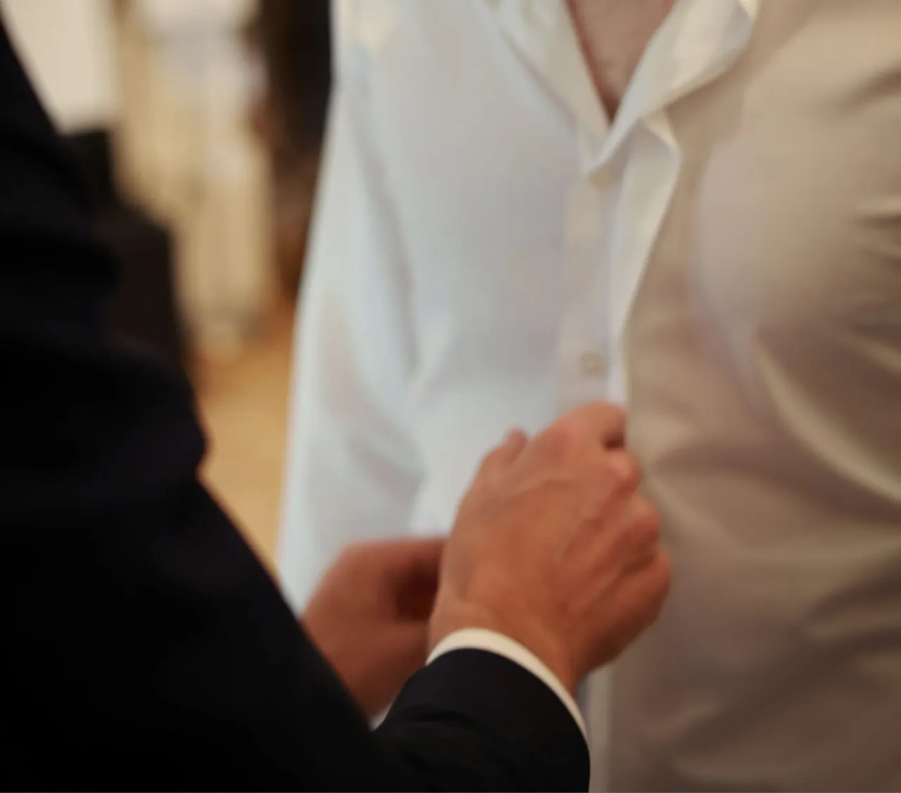 On boutonne une chemise blanche