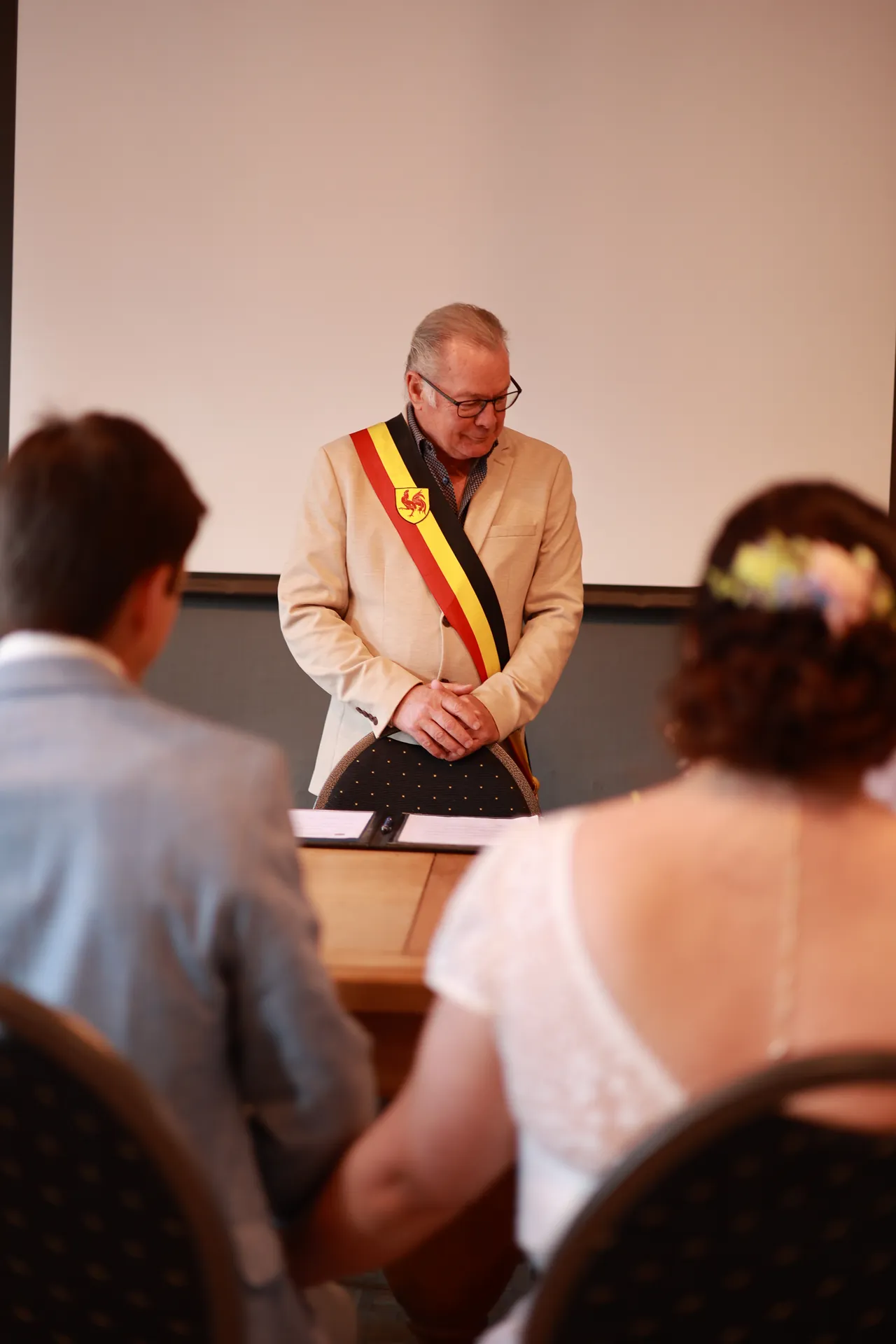 L'officier de l'état civil, entre les épaules du couple