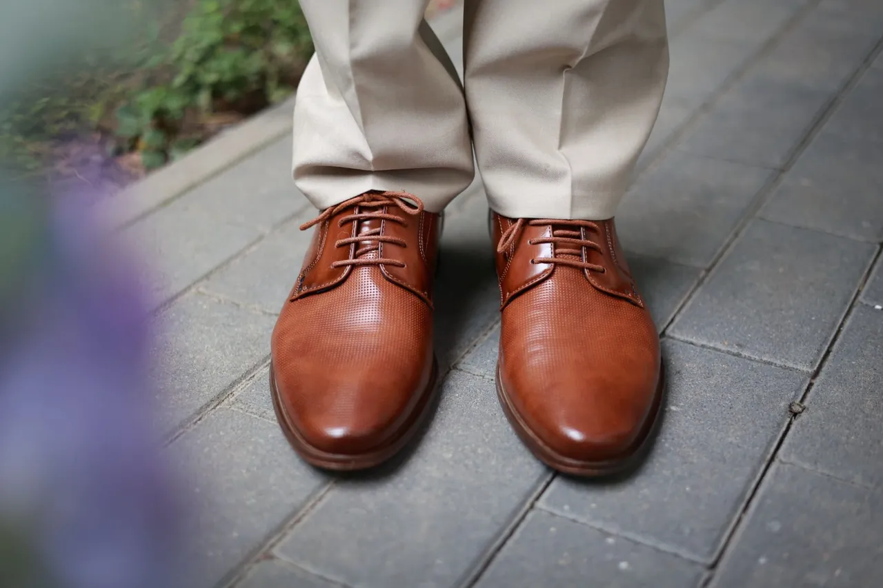 Des chaussures en cuir marron sur les pavés