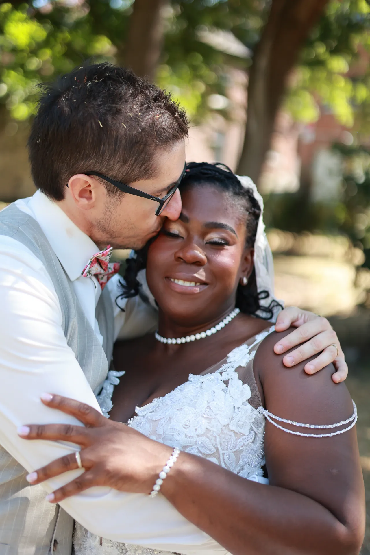 Un baiser sur la tempe, enlacés