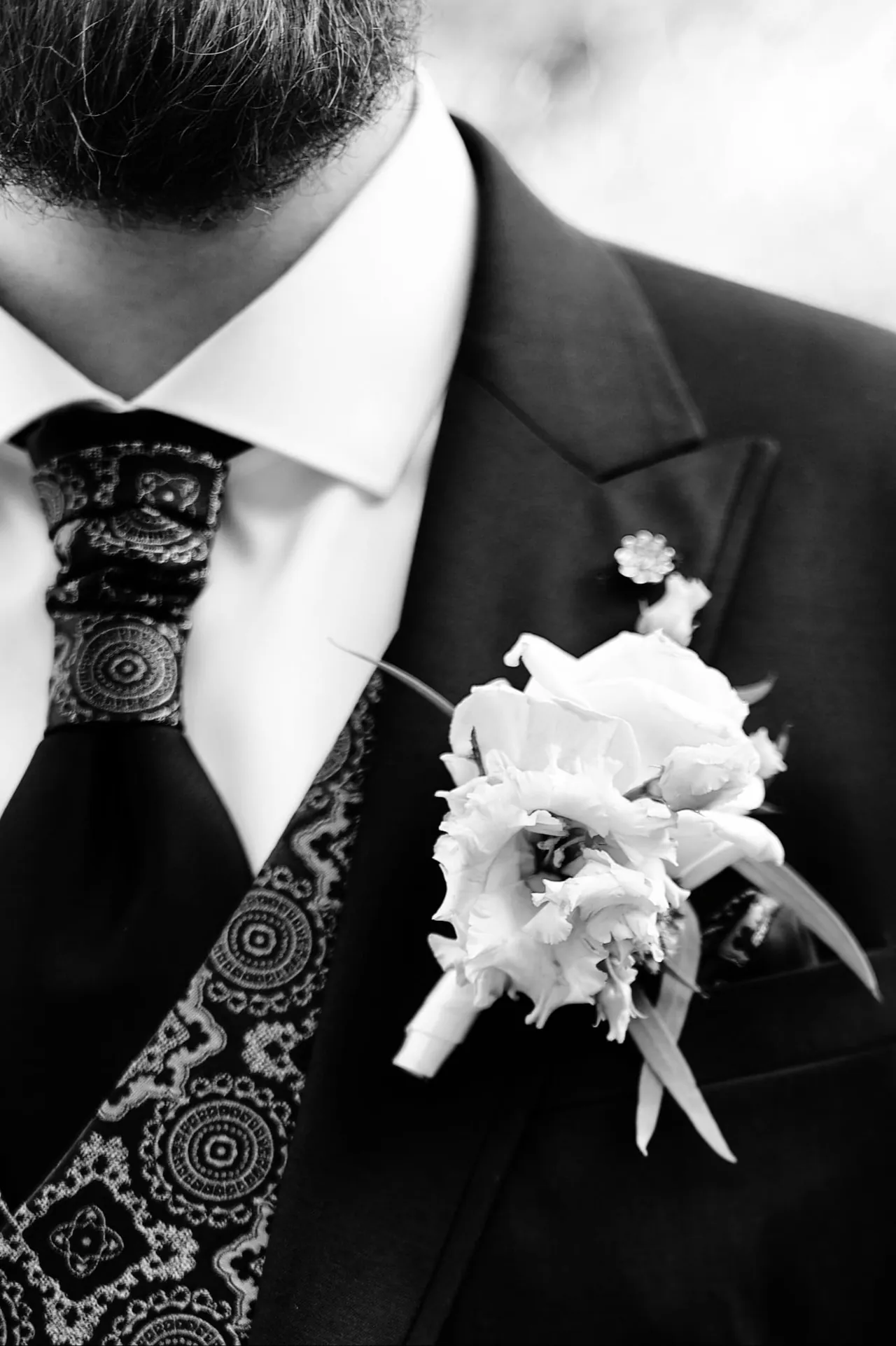 Boutonnière et cravate à motifs, en noir et blanc