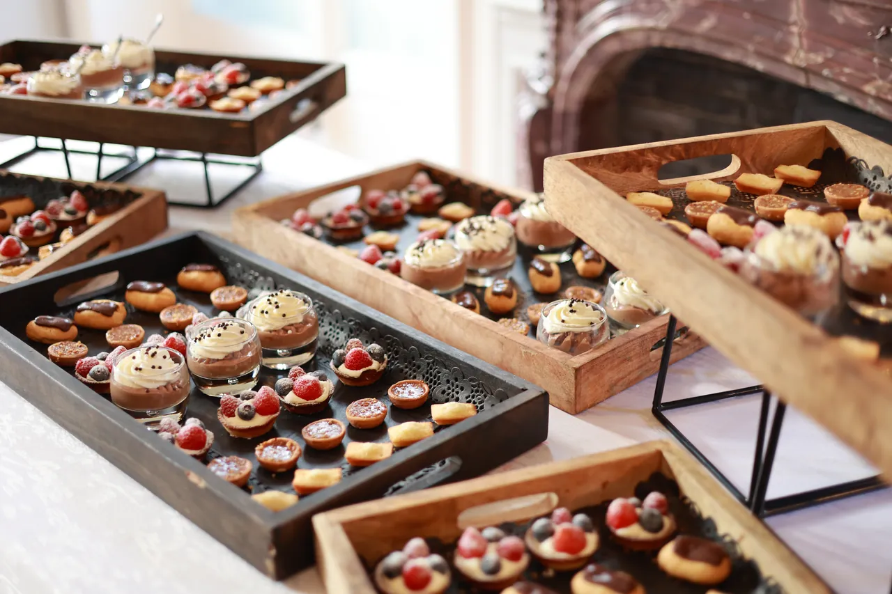 Les desserts sur des plateaux de bois