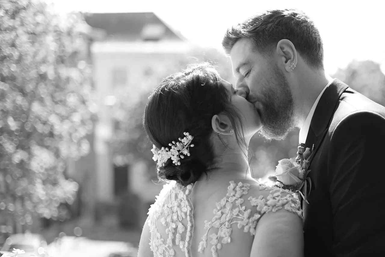 Un baiser à contre-jour, en noir et blanc