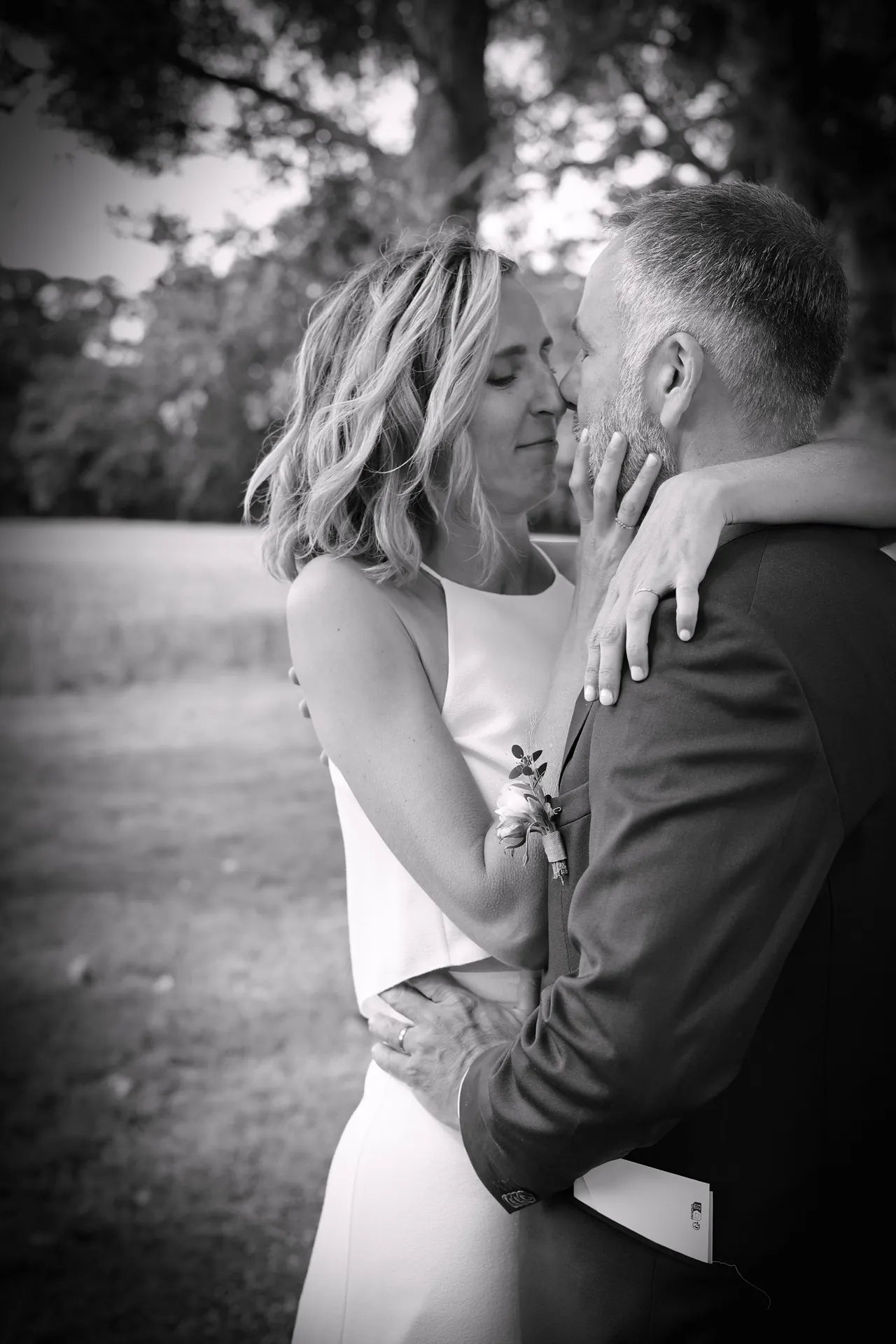 Nez contre nez, juste avant le baiser, en noir et blanc