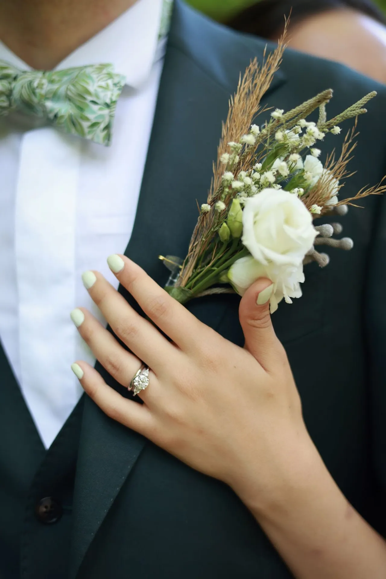 Une main baguée sur la boutonnière
