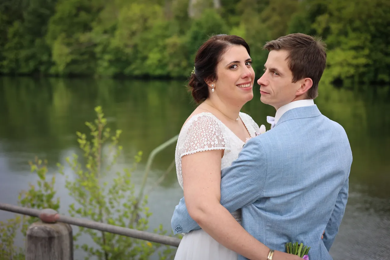 Un regard amoureux, au bord du lac