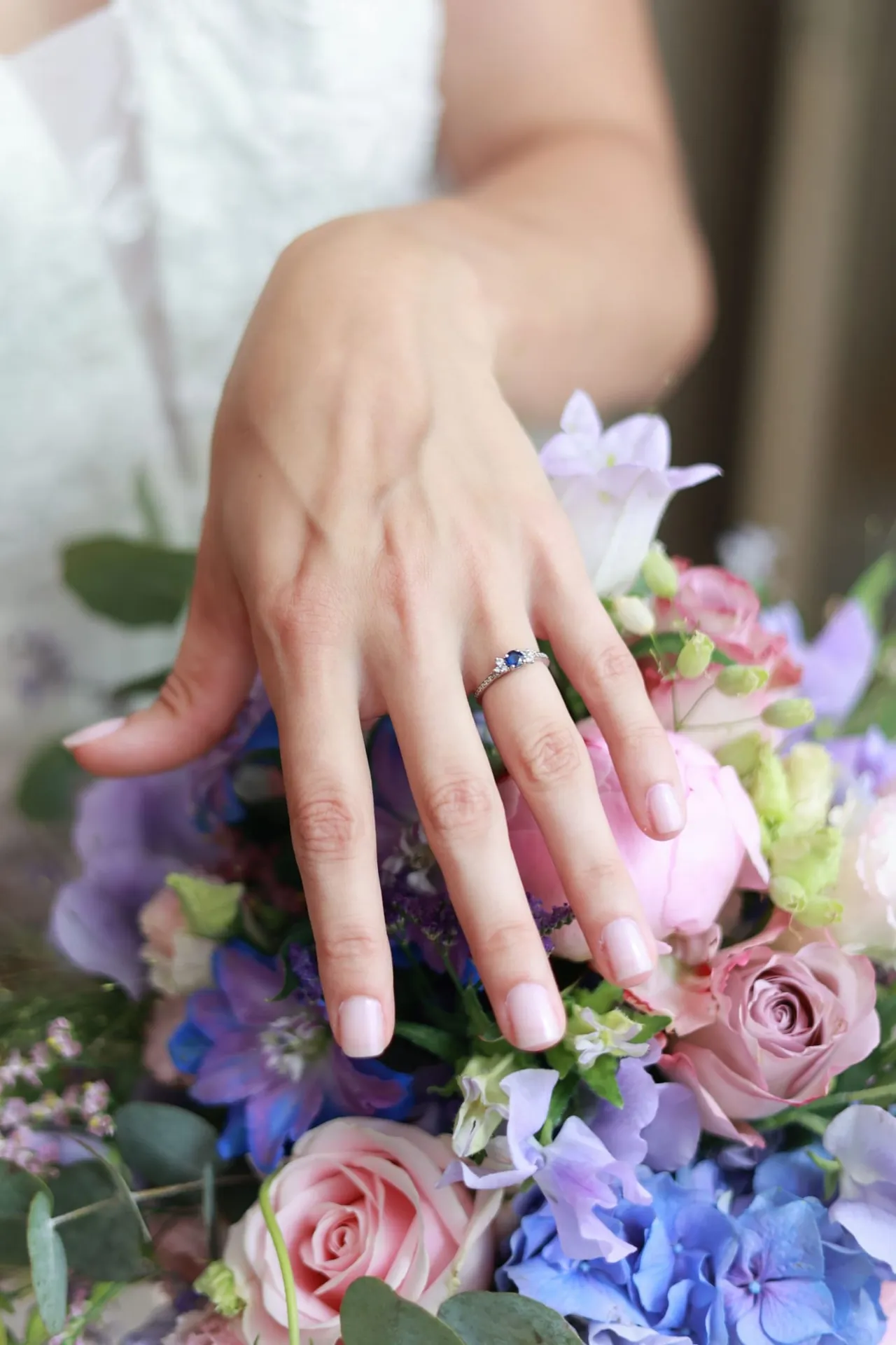 Une main baguée posée sur le bouquet