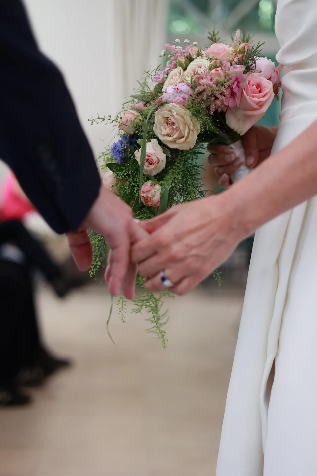 Mains jointes et bouquet de roses