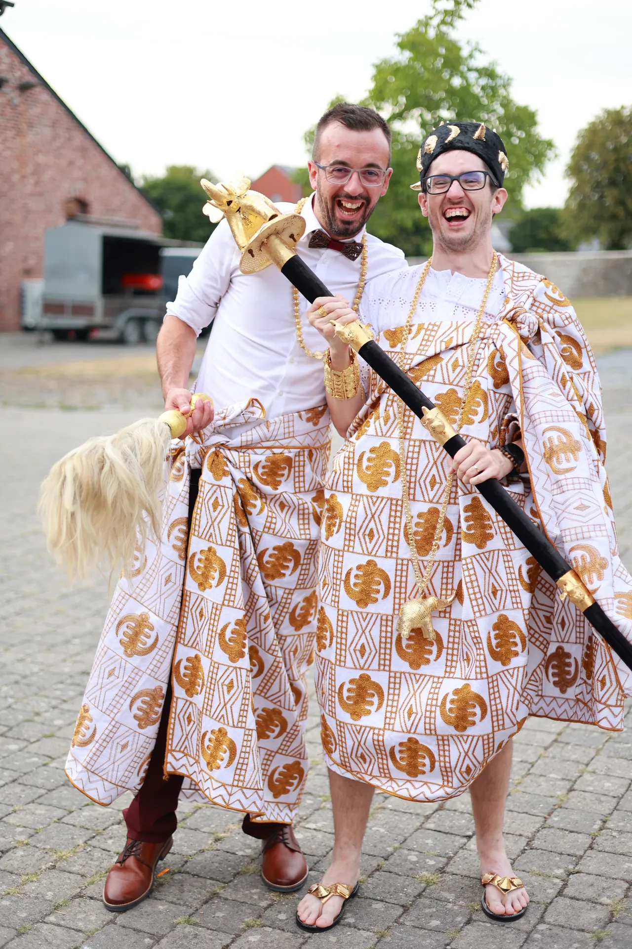 Deux toges, un sceptre et un fou rire
