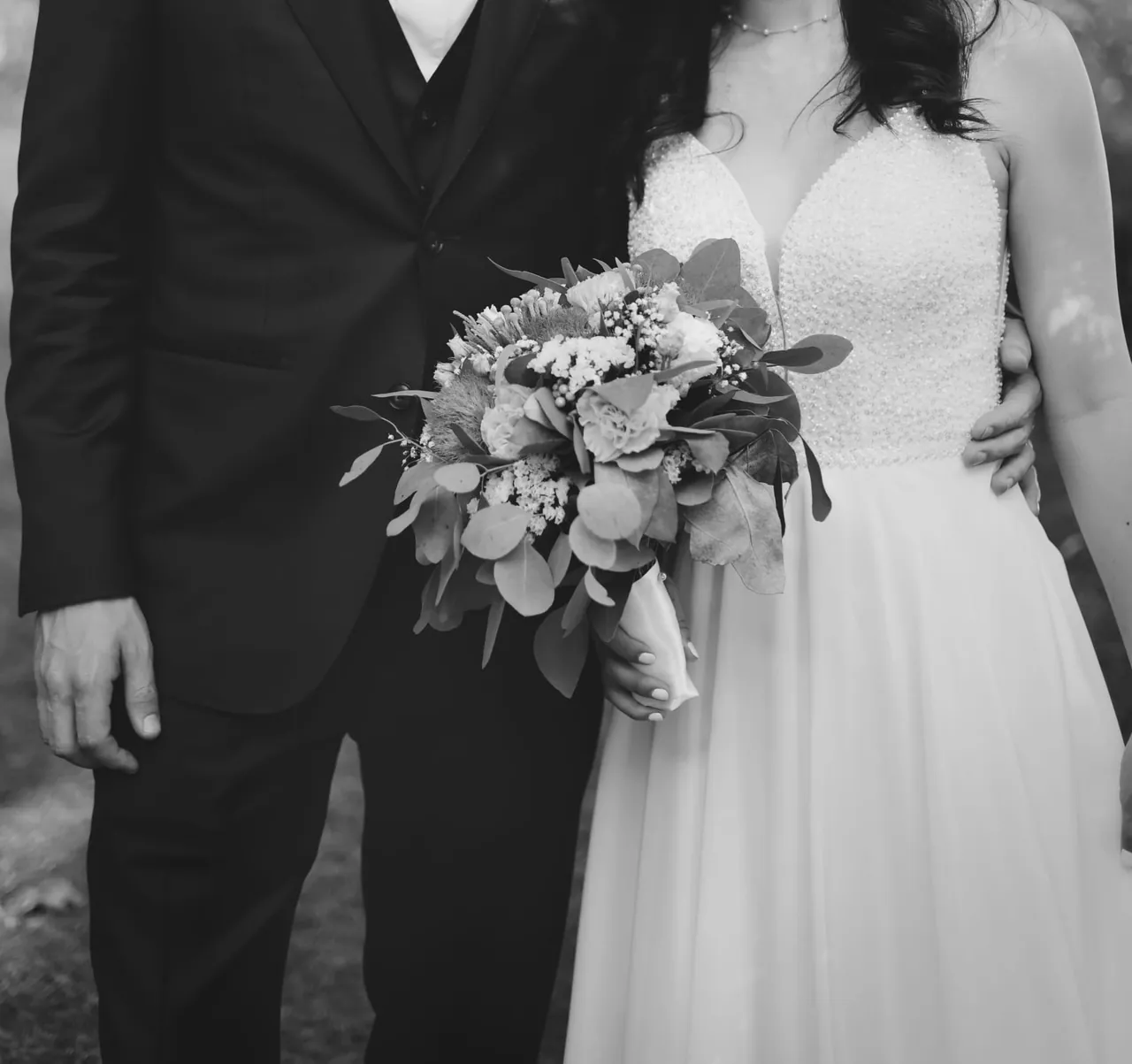 Côte à côte, le bouquet au centre, en noir et blanc