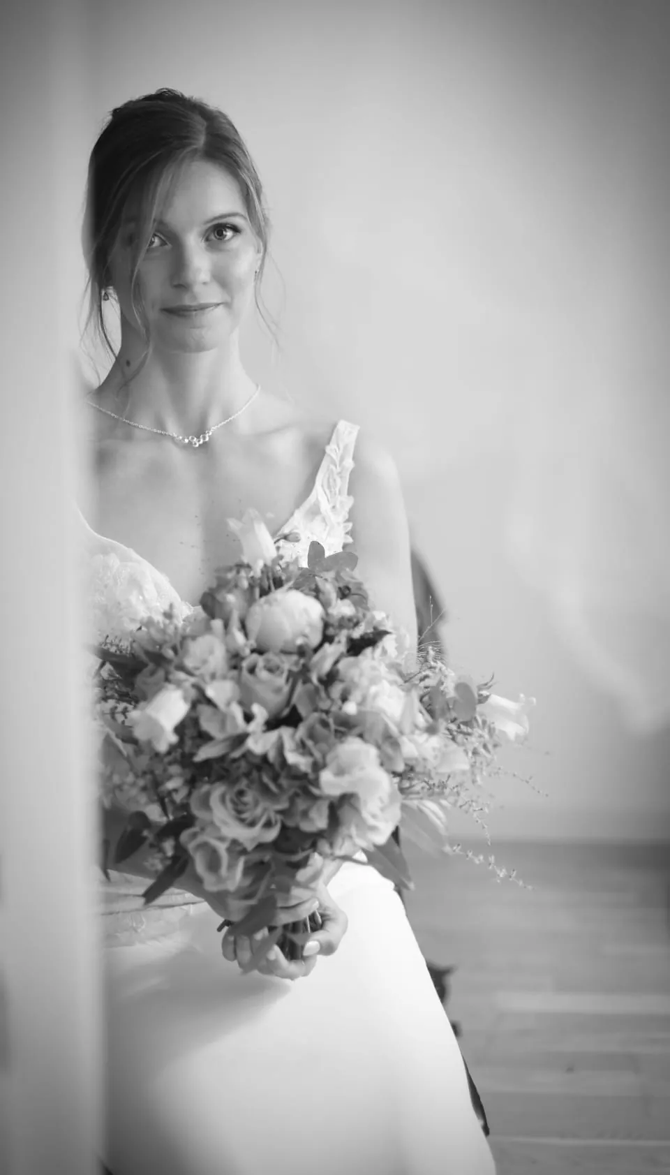 Portrait assis dans l'embrasure, avec le bouquet