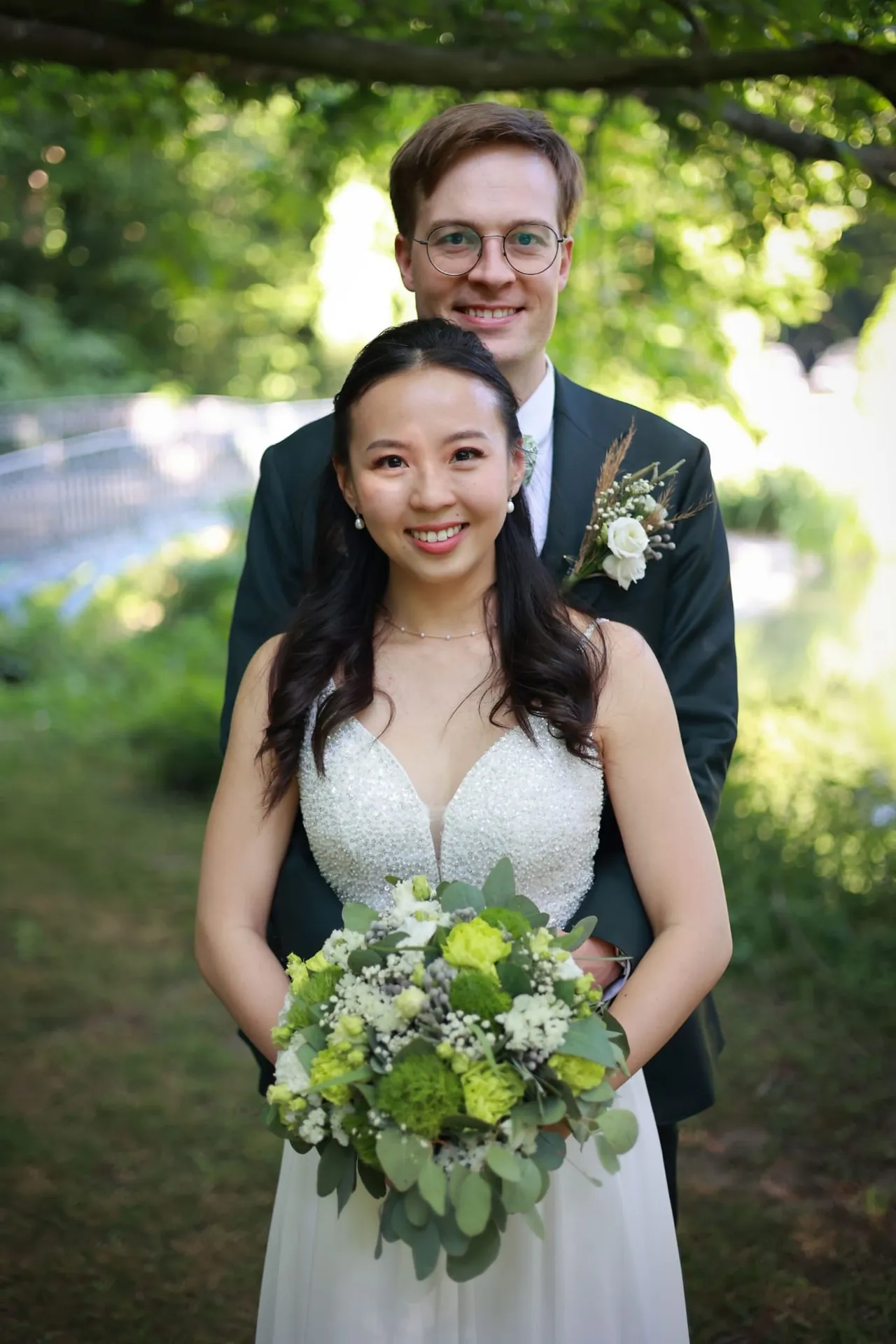 Le couple sous les arbres, bouquet vert à la main